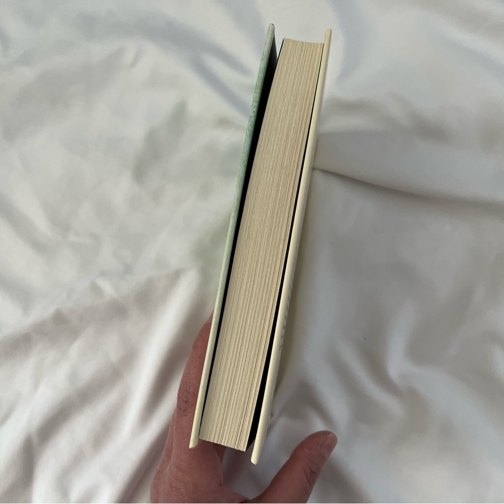 "the life-changing magic of tidying up" by Marie Kondo - Picture 3 of 7